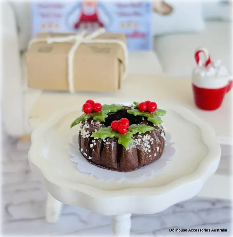 Christmas Ring Holly Cake - Miniature