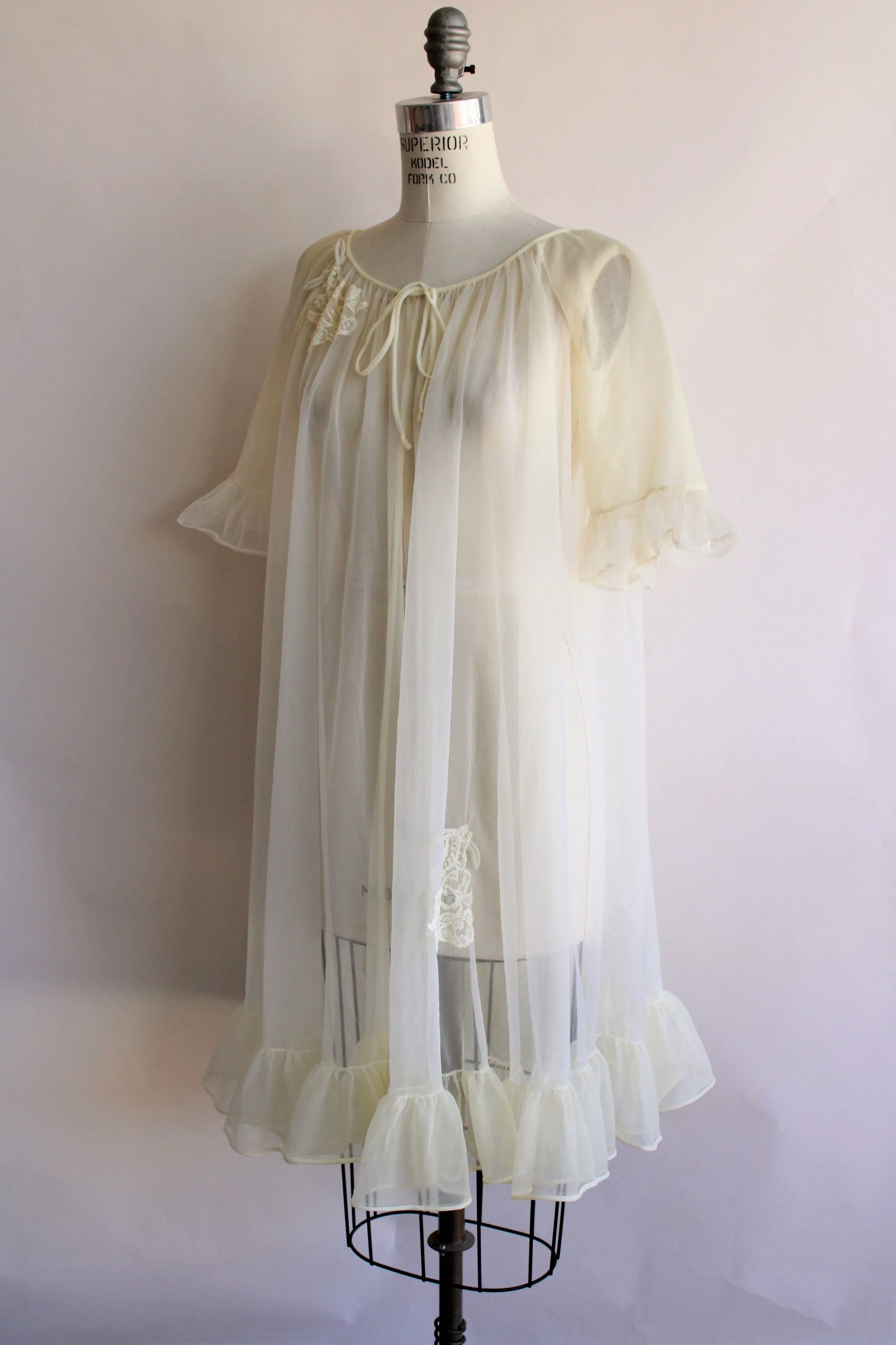 Vintage 1960s Yellow Babydoll Peignoir